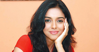 Actress Asan got the title Miss Perfectionist